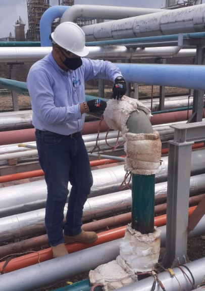 Técnico realizando mantenimiento con instrumentación — Proinmelco S.A.S.
